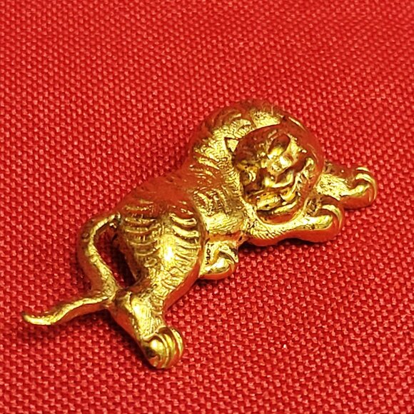 Gold Toned Crouching Tiger Brooch Pin Marked MF - Picture 7 of 11